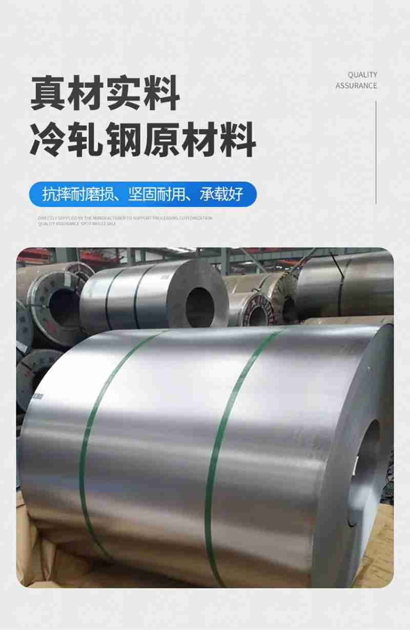 杨明发和黄永波核对村级发展规划。 洪玉杰 摄